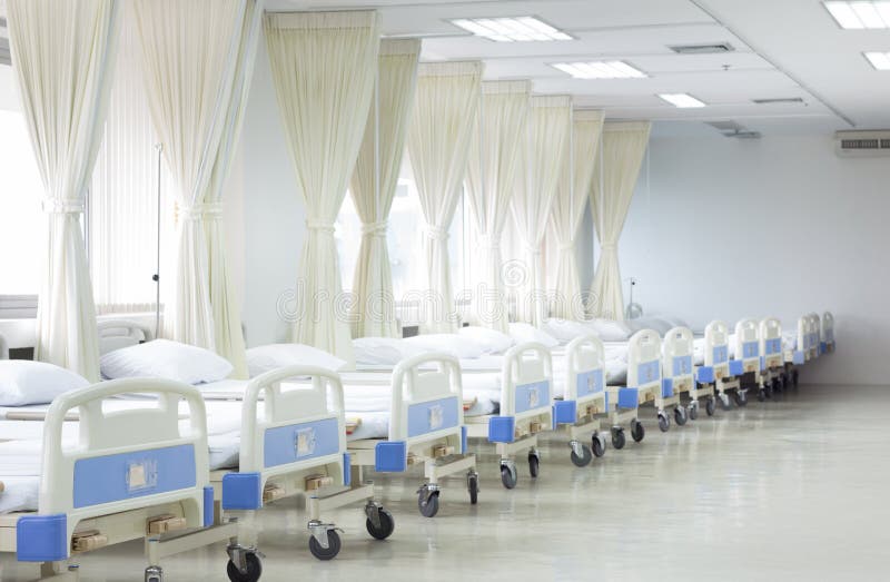 Sala de hospital con las camas y el equipamiento médico
