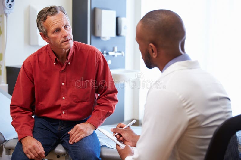 Sala de hospital masculina do paciente e do doutor Have Consultation In