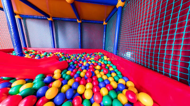 Sala De Jogos Para Crianças Com Bolas Coloridas E Uma Lâmina De Plástico .  Panorama Cilíndrico 360 Imagem de Stock - Imagem de sala, textura: 177543037