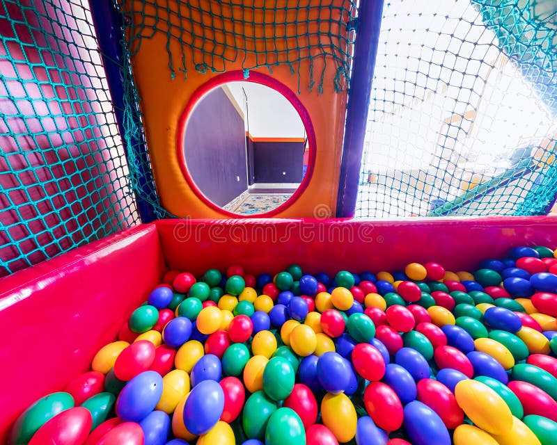 Sala De Jogos Para Crianças Com Bolas Coloridas E Uma Lâmina De