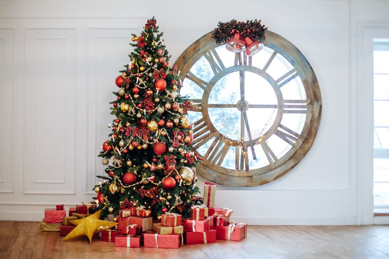Sala de visitas bonita do Natal com a árvore de Natal decorada, presentes na frente da parede do whate Árvore do ano novo com ver fotografia de stock royalty free