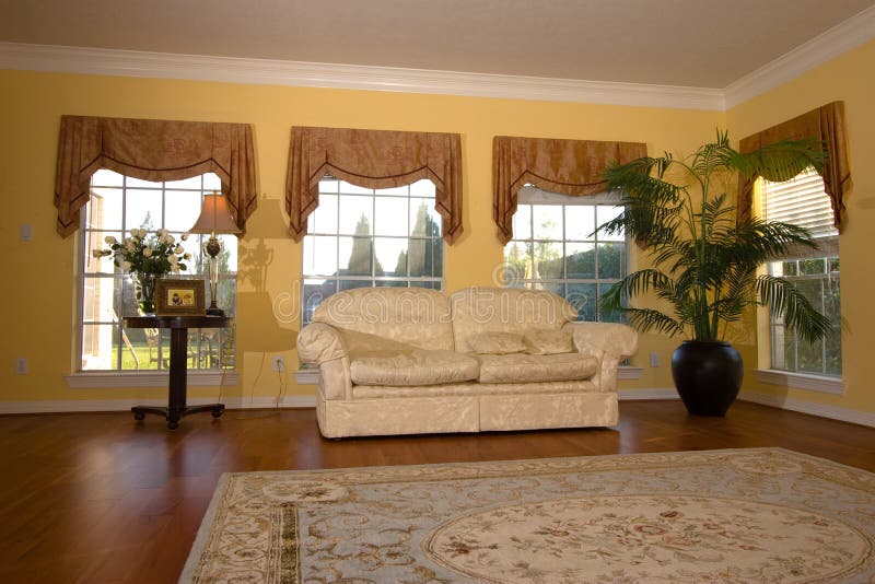 Sala de visitas brilhante, moderna com assoalho de madeira imagens de stock Sala de visitas brilhante, moderna com assoalho de madeira imagens de stock