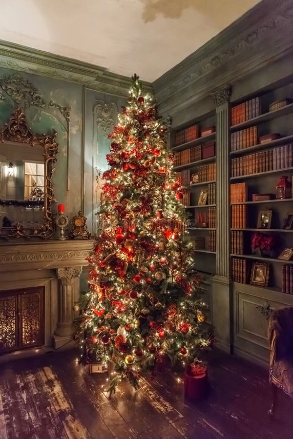 Sala decorada de Ano Novo Clássica de Natal Clássico Árvore de Ano Novo com decoração de ornamentos de prata e vermelho foto de stock Sala decorada de Ano Novo Clássica de Natal Clássico Árvore de Ano Novo com decoração de ornamentos de prata e vermelho foto de stock