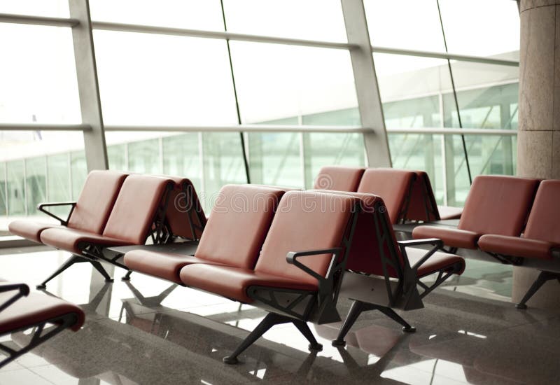 Sala di attesa con i sedili in aeroporto