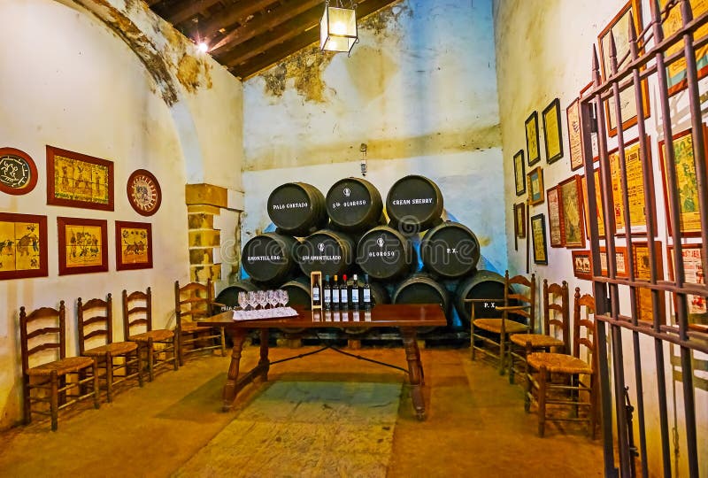 Sala di conduzione della produzione vinicola Bodegas Tradicion, Jerez, Spagna fotografia stock libera da diritti Sala di conduzione della produzione vinicola Bodegas Tradicion, Jerez, Spagna fotografia stock libera da diritti