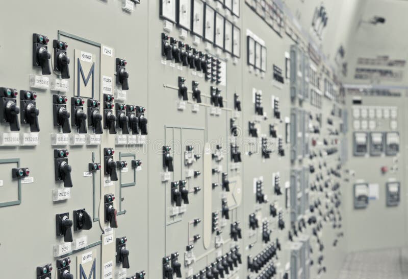 Sala di controllo della pianta della generazione di energia nucleare fotografia stock libera da diritti Sala di controllo della pianta della generazione di energia nucleare fotografia stock libera da diritti