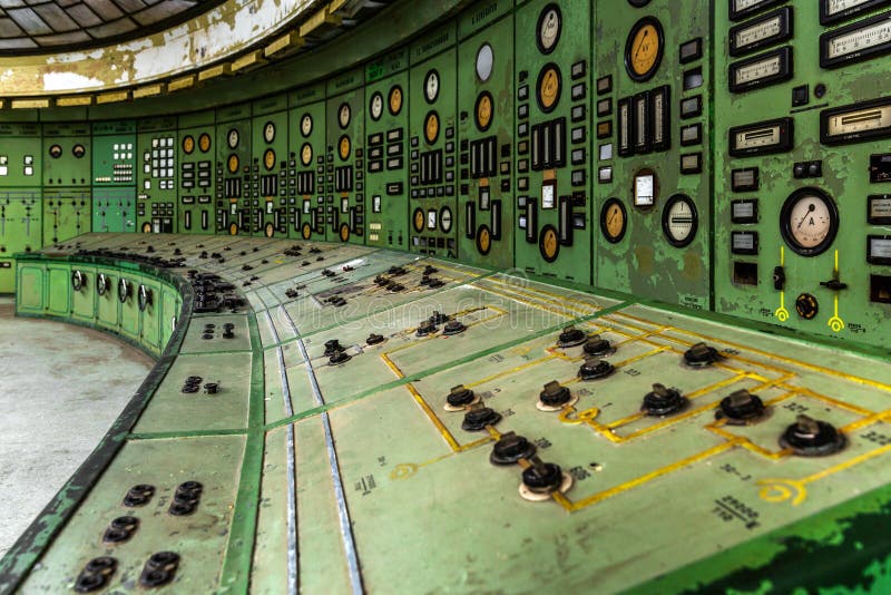 Sala di controllo illuminata di una centrale elettrica fotografia stock libera da diritti Sala di controllo illuminata di una centrale elettrica fotografia stock libera da diritti
