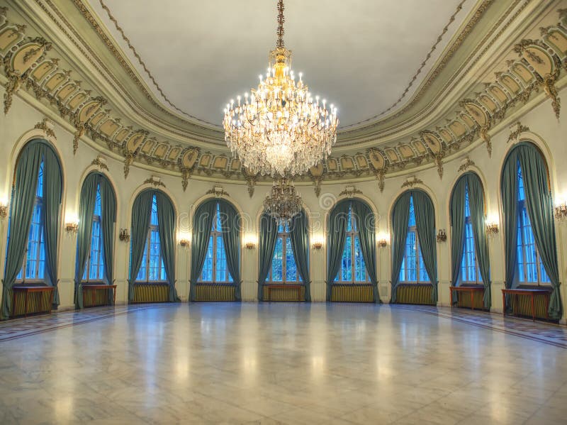 Sala di dancind del grande castello con candelabra in mezzo. interno del castello. stanza vuota