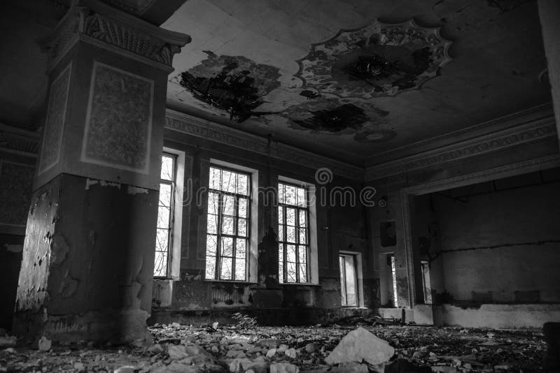 Sala di montaggio abbandonata alla scuola, casa di arte Il concetto di distruzione e declino di cultura e di arte Rebecca 36 fotografia stock libera da diritti Sala di montaggio abbandonata alla scuola, casa di arte Il concetto di distruzione e declino di cultura e di arte Rebecca 36 fotografia stock libera da diritti