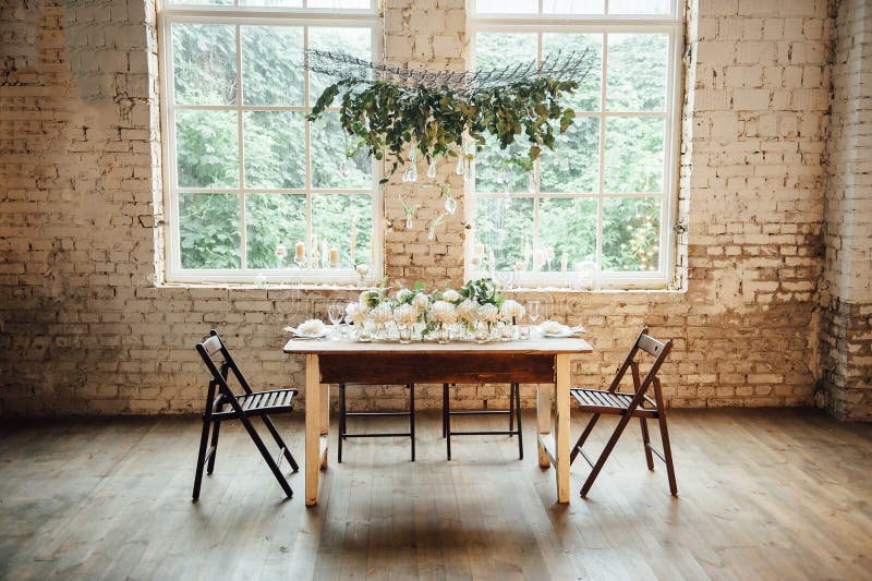 A sala do casamento decorou o estilo do sótão com uma tabela e os acessórios imagem de stock A sala do casamento decorou o estilo do sótão com uma tabela e os acessórios imagem de stock