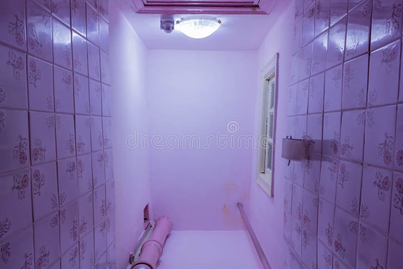 Sala do toalete com toalete Vista inferior Repare é exigido fotografia de stock Sala do toalete com toalete Vista inferior Repare é exigido fotografia de stock