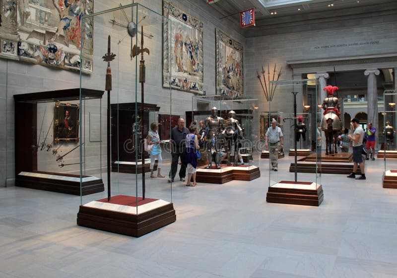 Sala escancarado com espadas, tapeçarias e armadura dos kinght, Cleveland Art Museum, Ohio, 2016 imagem de stock Sala escancarado com espadas, tapeçarias e armadura dos kinght, Cleveland Art Museum, Ohio, 2016 imagem de stock