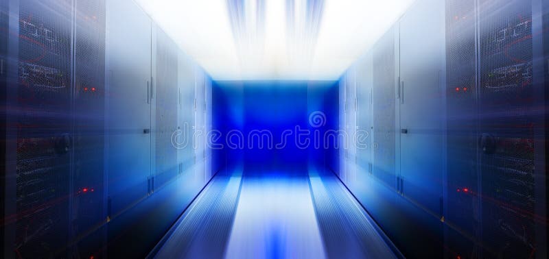 Sala futurista do movimento do borrão do servidor com equipamento moderno de uma comunicação e do servidor imagens de stock Sala futurista do movimento do borrão do servidor com equipamento moderno de uma comunicação e do servidor imagens de stock