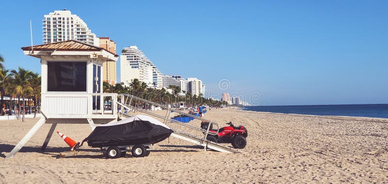Sala guardia sulla spiaggia con la spiaggia di Fort Lauderdale sullo sfondo fotografia stock Sala guardia sulla spiaggia con la spiaggia di Fort Lauderdale sullo sfondo fotografia stock