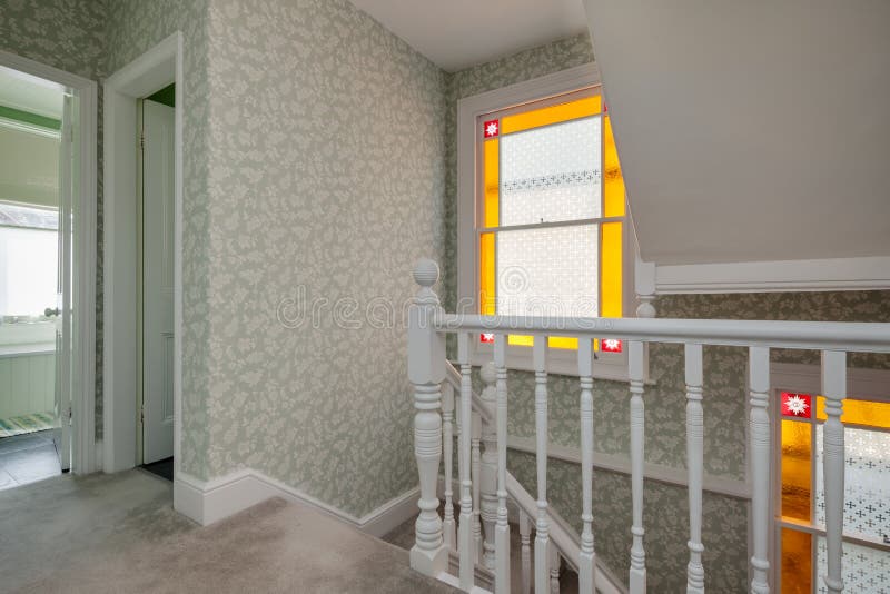 Sala lądowania i okno domu fotografia stock