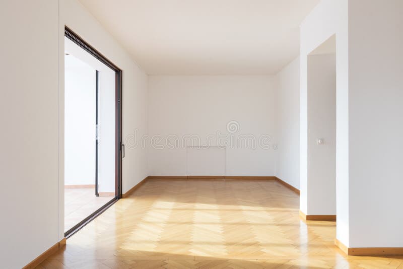 Sala nova completamente vazia com assoalhos de madeira fotos de stock