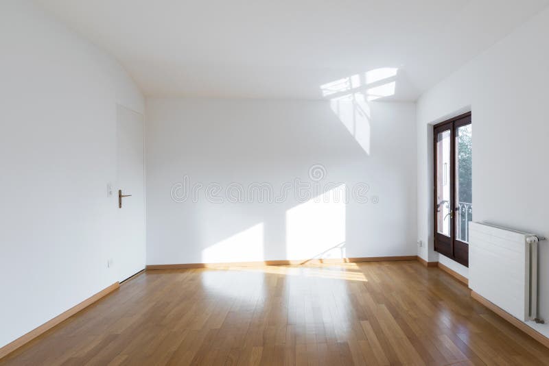 Sala nova completamente vazia com assoalhos de madeira imagem de stock