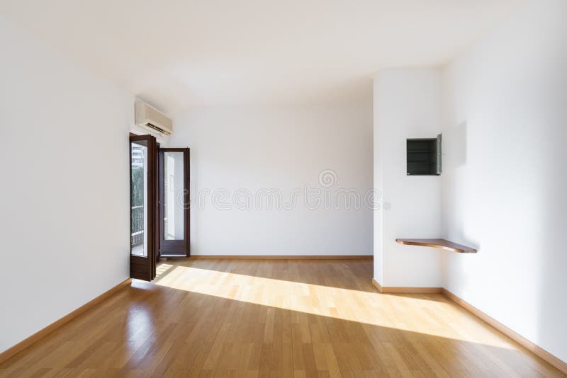 Sala nova completamente vazia com assoalhos de madeira imagem de stock