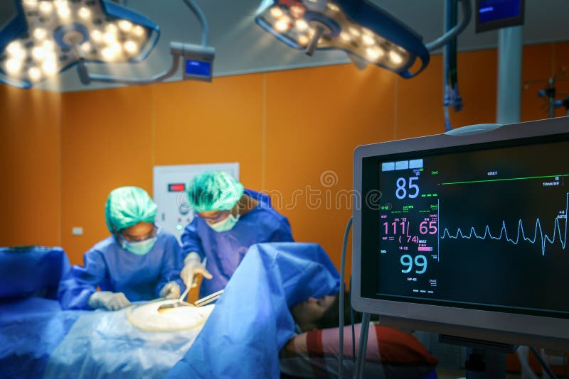Sala operatoria con medico ed il monitor di impulso fotografia stock libera da diritti Sala operatoria con medico ed il monitor di impulso fotografia stock libera da diritti