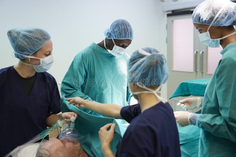 Sala operatoria dell'ospedale chirurgico di Team Working On Patient In fotografia stock Sala operatoria dell'ospedale chirurgico di Team Working On Patient In fotografia stock