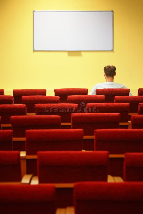 Sala per conferenze vuota. un uomo che si siede nella presidenza fotografie stock Sala per conferenze vuota. un uomo che si siede nella presidenza fotografie stock