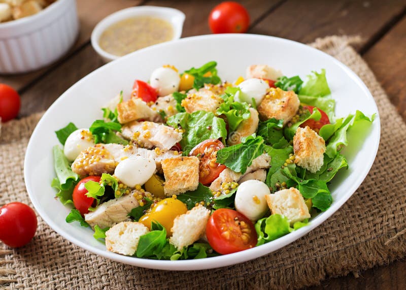 Salad with chicken, mozzarella and tomatoes