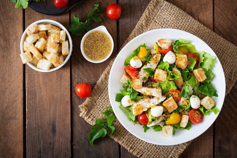 Salad with chicken, mozzarella and tomatoes