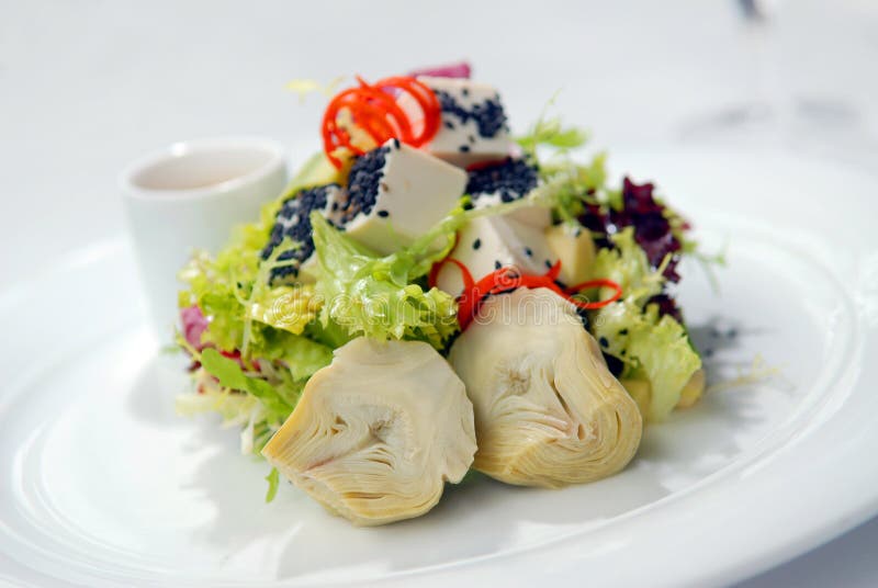 Salad with a crude and artichokes