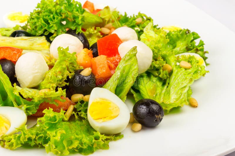 Salad with quail eggs and pepper