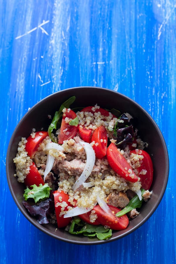 Salad Quinoa Med Tonfisk Tomat Och Sallat I Bla Skal Pa Trabakgrund Fotografering For Bildbyraer Bild Av Fira Medf8ort 159530193