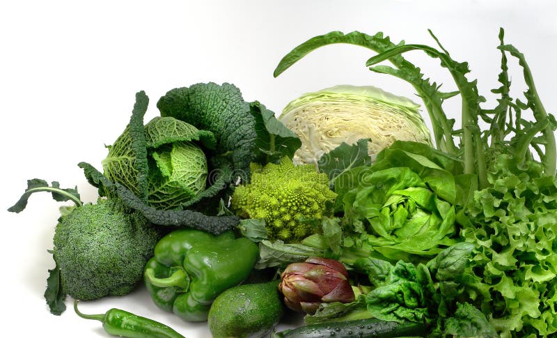 Ensalada a verduras composición aislado en blanco.