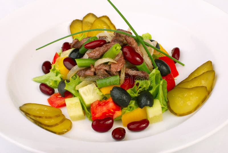 Salad with vegetables and beef
