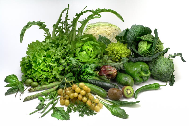 Ensalada a verduras composición aislado en blanco.