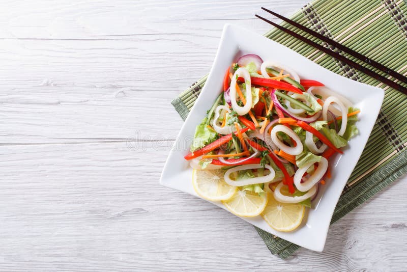 Salada asiática do calamar com vegetais vista superior horizontal imagens de stock royalty free Salada asiática do calamar com vegetais vista superior horizontal imagens de stock royalty free