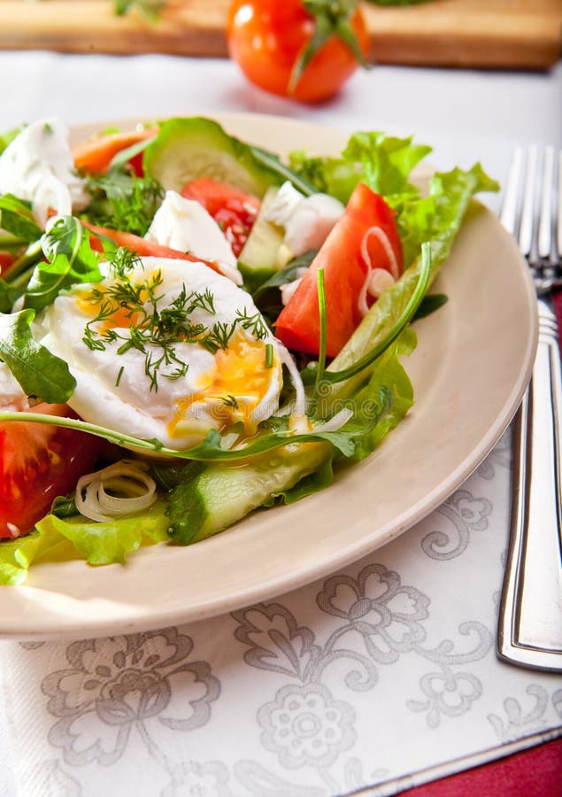 Salada clara com ovo pouched fotos de stock royalty free Salada clara com ovo pouched fotos de stock royalty free
