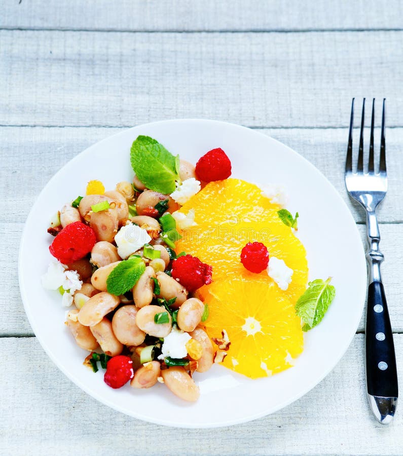 Salada com feijão e queijo de cabra imagem de stock royalty free