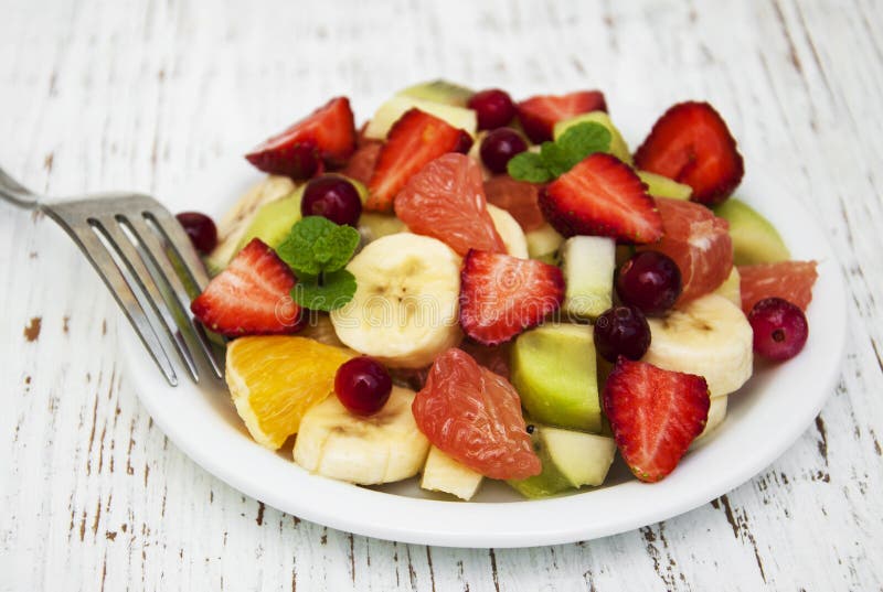 Salada com frutas frescas imagens de stock Salada com frutas frescas imagens de stock