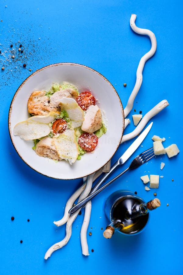 Salada César com frango e queijo numa tigela. salada com frango grelhado. peito de galinha e folhas frescas de salada verde fotografia de stock royalty free