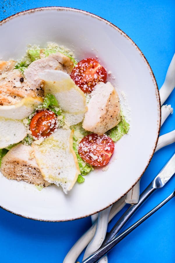 Salada César com frango e queijo numa tigela. salada com frango grelhado. peito de galinha e folhas frescas de salada verde. vista imagem de stock royalty free