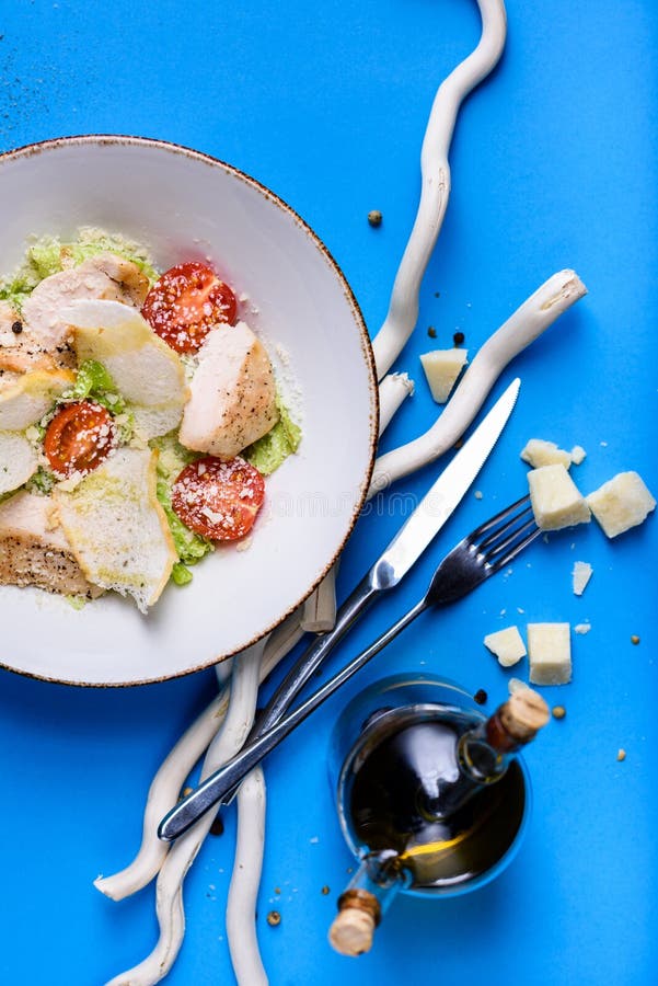 Salada César com frango e queijo numa tigela. salada com frango grelhado. peito de galinha e folhas frescas de salada verde. vista fotografia de stock