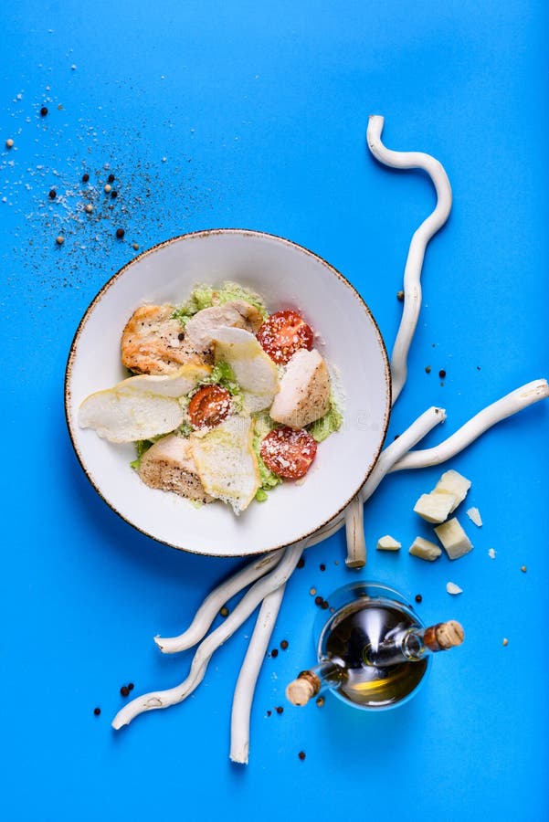 Salada César com frango e queijo numa tigela. salada com frango grelhado. peito de galinha e folhas frescas de salada verde. vista imagem de stock