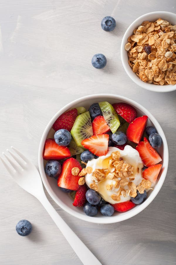 Salada da baga do fruto com iogurte e granola para o café da manhã saudável fotos de stock Salada da baga do fruto com iogurte e granola para o café da manhã saudável fotos de stock