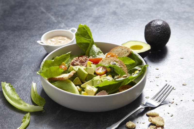 Salada de Caesar em uma placa imagens de stock Salada de Caesar em uma placa imagens de stock