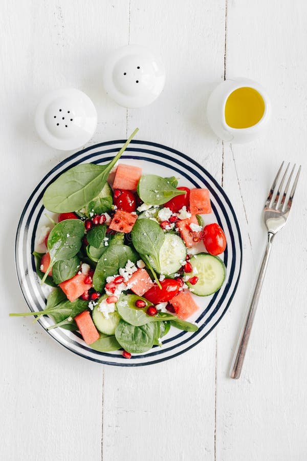 Salada de frutas e legumes na placa fotografia de stock Salada de frutas e legumes na placa fotografia de stock