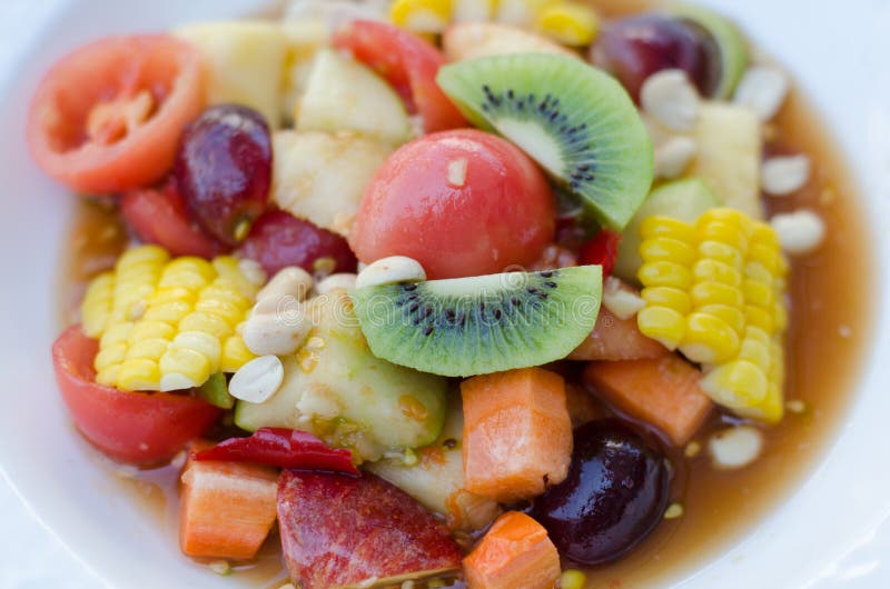 Salada de fruto misturada tailandesa picante fotografia de stock Salada de fruto misturada tailandesa picante fotografia de stock