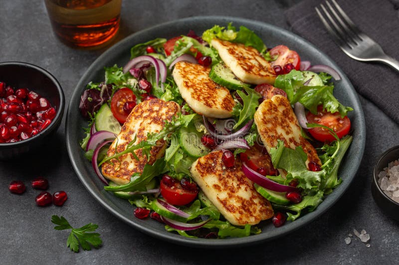 Salada de queijo halloumi frito imagem de stock