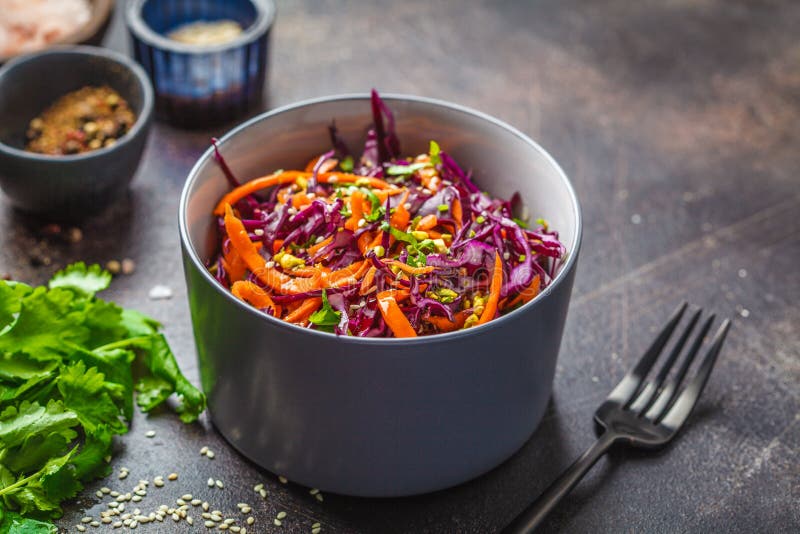 Salada de repolho em uma bacia cinzenta no fundo escuro Salada da couve vermelha e da cenoura imagem de stock Salada de repolho em uma bacia cinzenta no fundo escuro Salada da couve vermelha e da cenoura imagem de stock