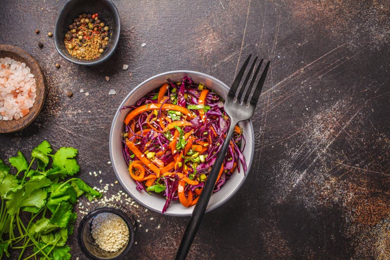 Salada de repolho em uma bacia cinzenta no fundo escuro Salada da couve vermelha e da cenoura fotografia de stock Salada de repolho em uma bacia cinzenta no fundo escuro Salada da couve vermelha e da cenoura fotografia de stock