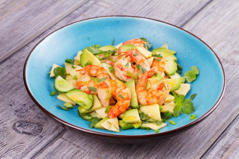Salada do camarão, do abacate, do Apple e da cebola foto de stock royalty free Salada do camarão, do abacate, do Apple e da cebola foto de stock royalty free