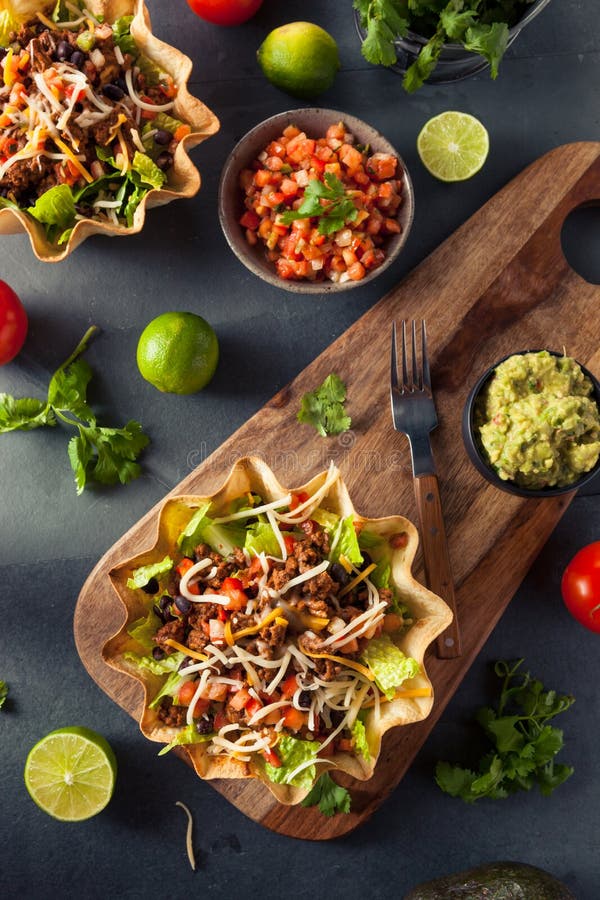 Salada do taco em uma bacia da tortilha fotos de stock Salada do taco em uma bacia da tortilha fotos de stock